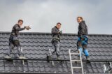 Plaatsing zonnepanelen op dak van kantine op zaterdag 2 oktober 2021 (13/23)